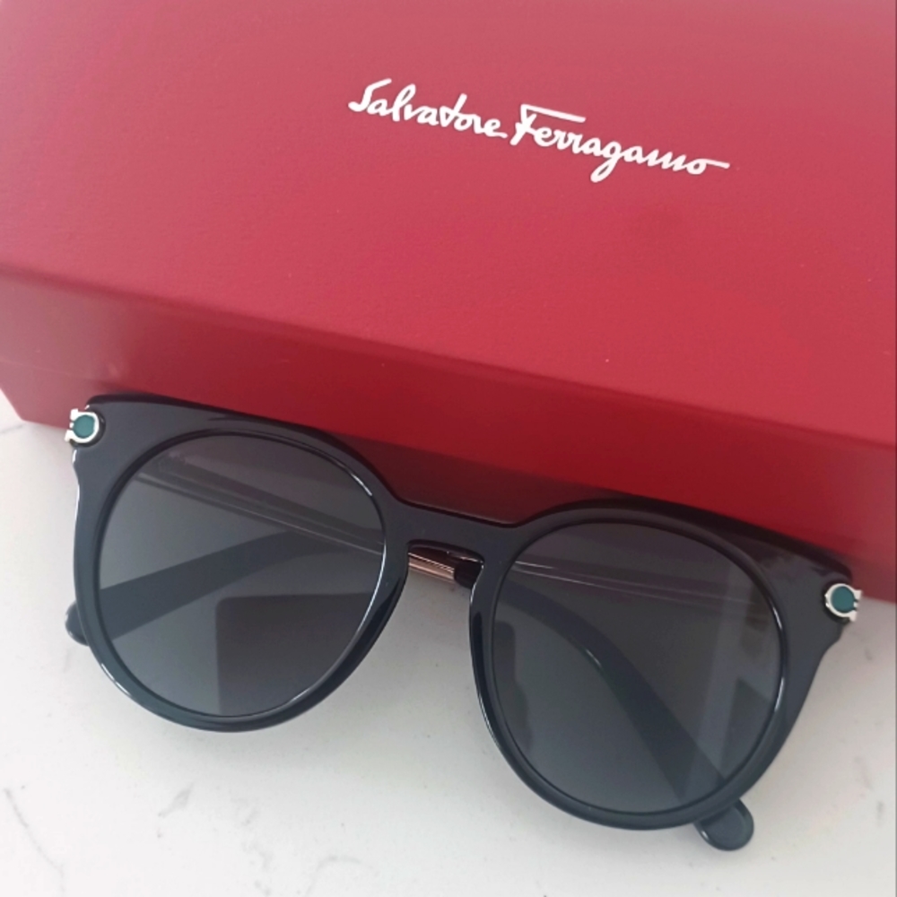EUC Salvatore Ferragamo sunnies 😎 ✨️